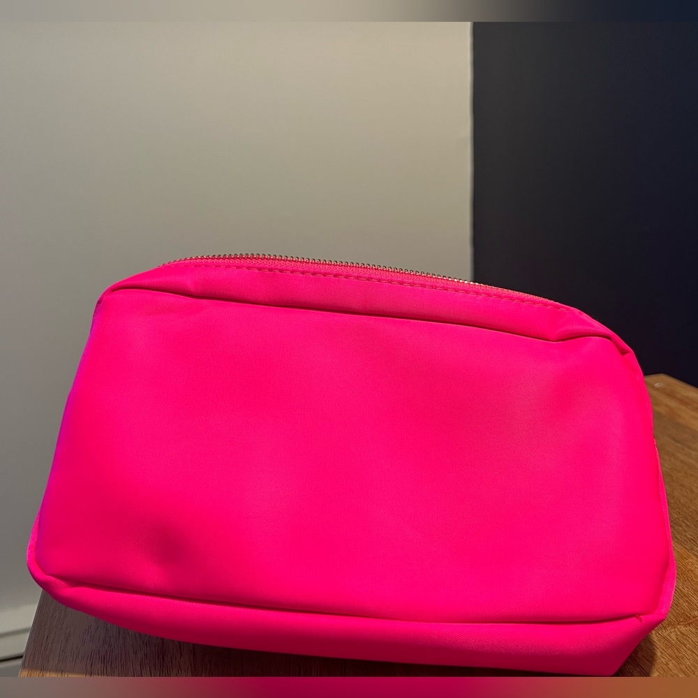 HOT PINK - NWOT nylon makeup/toiletry bag, bridesmaid/bachelorette favors 💕